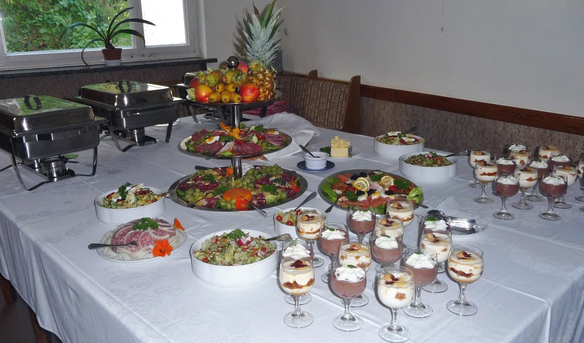 reichhaltiges Buffet mit Salaten und Desserts